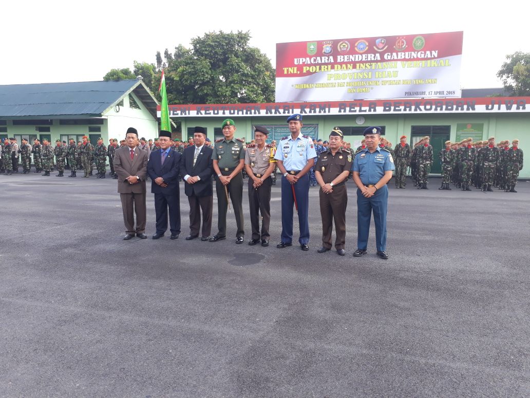 Kapolda Riau Pimpin Upacara Gabungan Di Makorem 031 WB