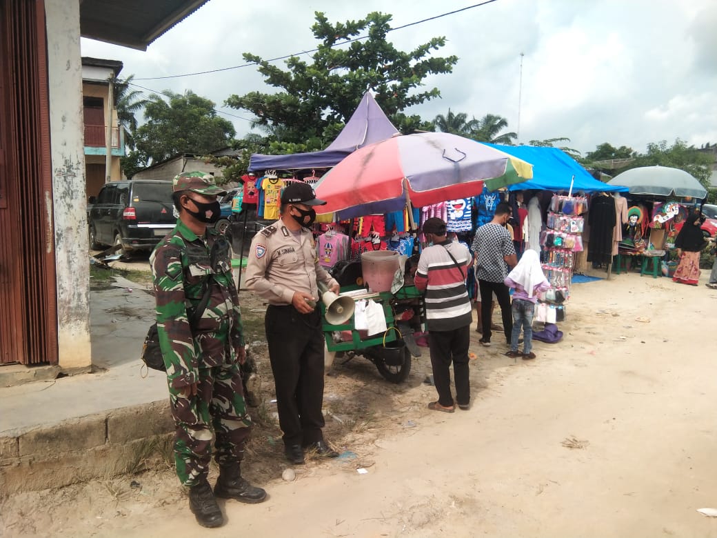 Personil Polsek Kerumutan bersama Babinsa Kembali Pertegas Protokol Kesehatan