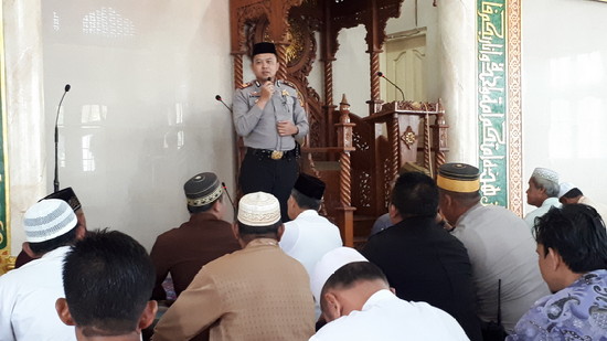 Kapolsek Payung Sekaki Sampaikan Pesan Kamtibmas Saat Shalat Jumat di Masjid As-Syakirin