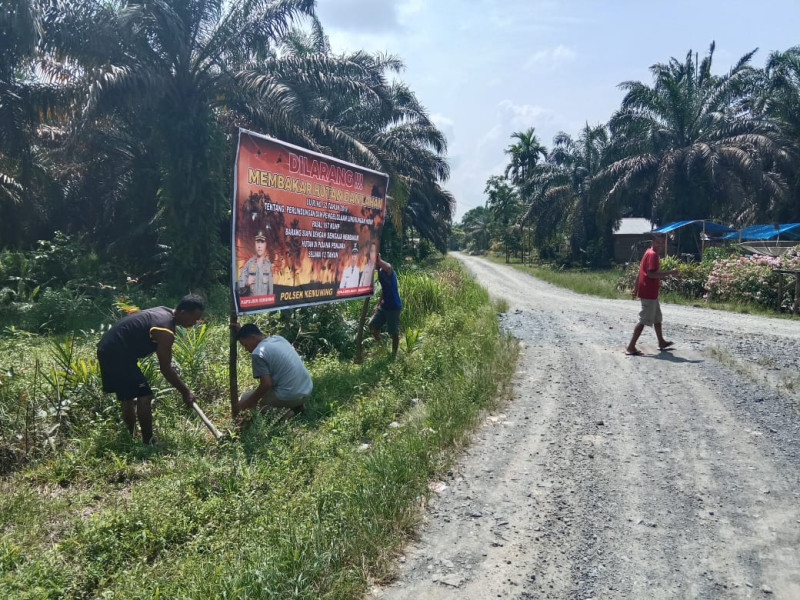 Cuaca Panas Ekstrim, Polsek Kemuning Polres Inhil Gencar Pasang Spanduk Larangan Karhutla