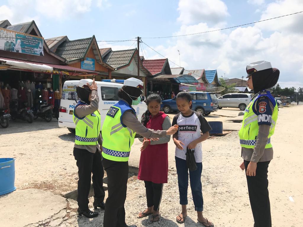 Satlantas Polres Siak Bagikan Hand Sanitizer Racik Sendiri , Untuk  Masyarakat