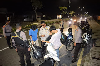 Patroli Rutin Akhir Pekan, Polisi Amankan sejumlah Pemuda dan Sepeda Motor