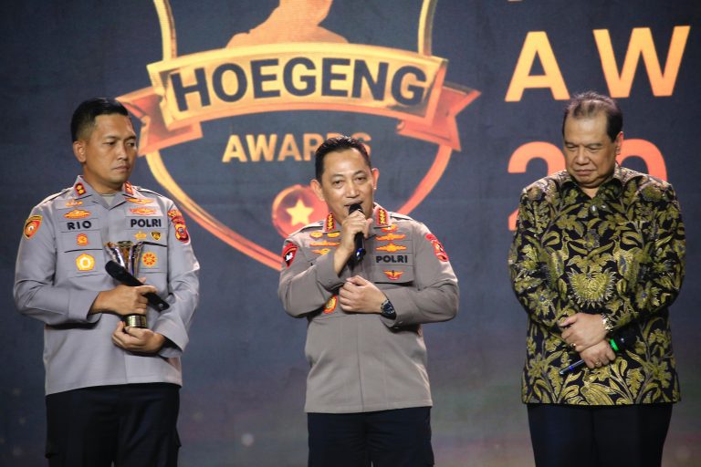 Kapolri Terpaksa Ambil ‘Tisu’, Terharu Gelaran Hoegeng Awards 2024