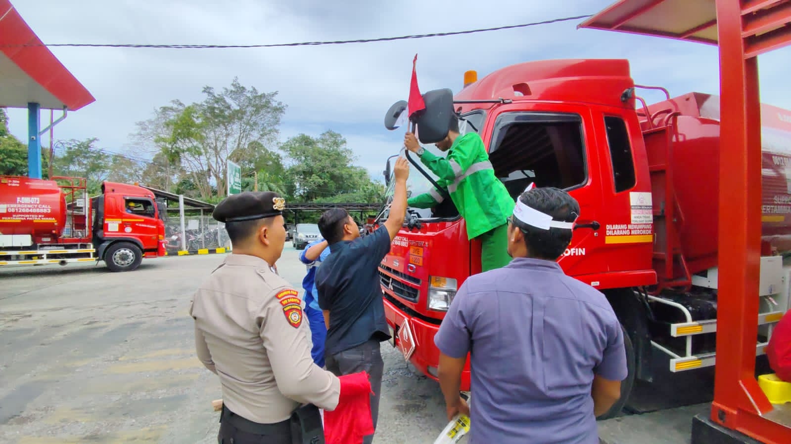 Merah Putih Berkibar di Jalanan Dumai, Polsek Dumai Timur Ajak Sopir BBM Rayakan HUT RI