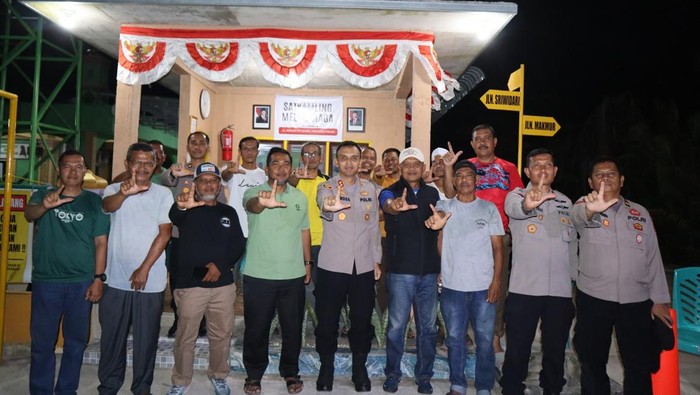 Kapolres Dumai Memberikan Apresiasi Kepada Warga Tanjung Palas Aktif Jaga Keamanan Lingkungan