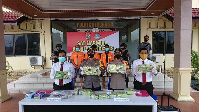 Dijanjikan Upah Rp 90 Juta,Tiga Kurir 15 Paket Besar Sabu-sabu Diringkus Tim Khusus Polres Bengkalis