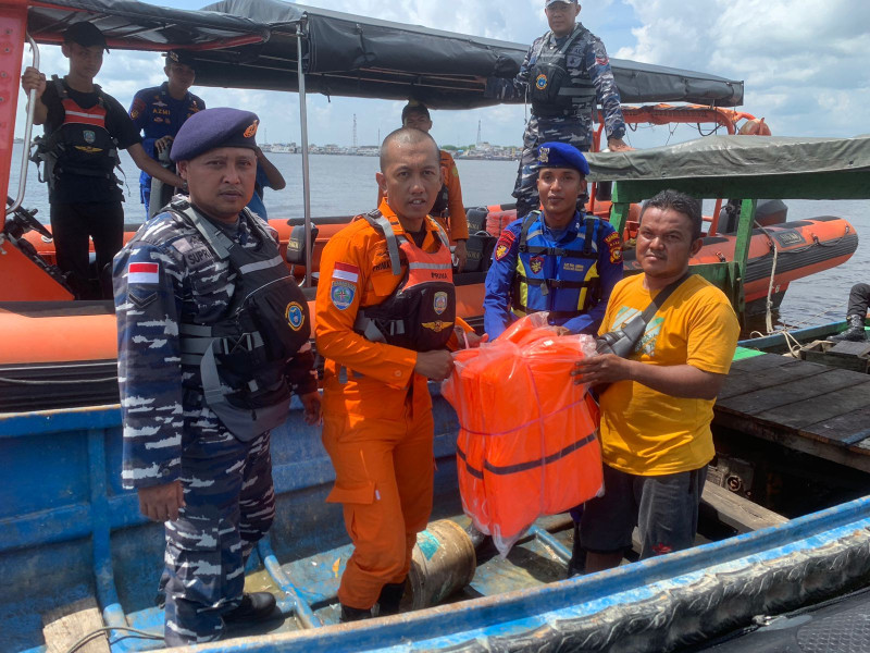 Bersama Posal dan Basarnas, Polisi Meranti Imbau Keselamatan Berlayar sekaligus Bagikan Life Jacket