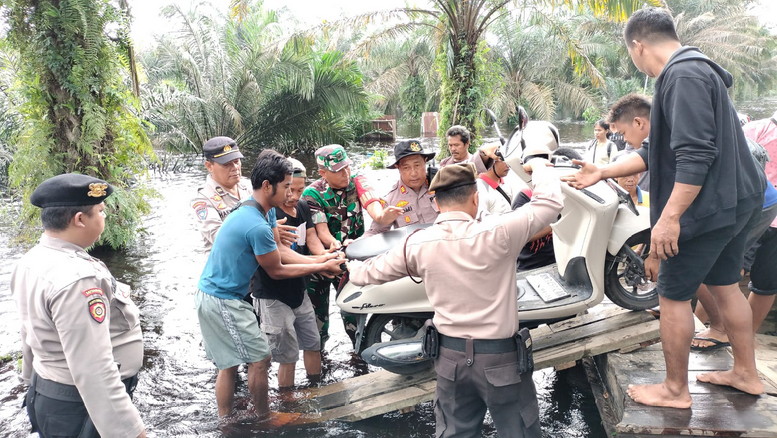 Polisi terus bantu masyarakat terdampak banjir di Pangkalan Kerinci 