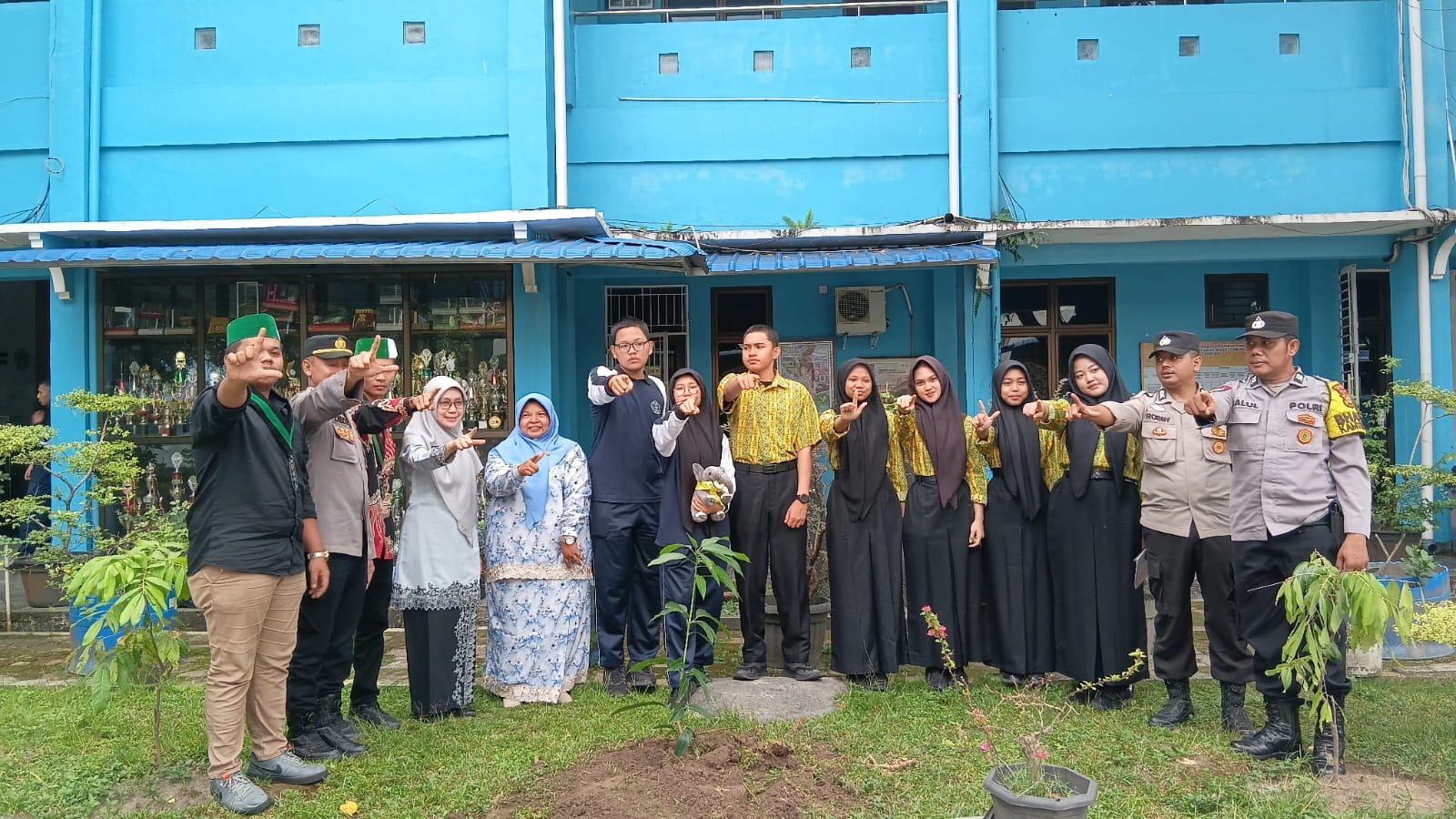 Mahasiswa dan Bhabinkamtibmas Sosialisasikan Green Policing dan Cinta Lingkungan di SMA Negeri 8 Pekanbaru.