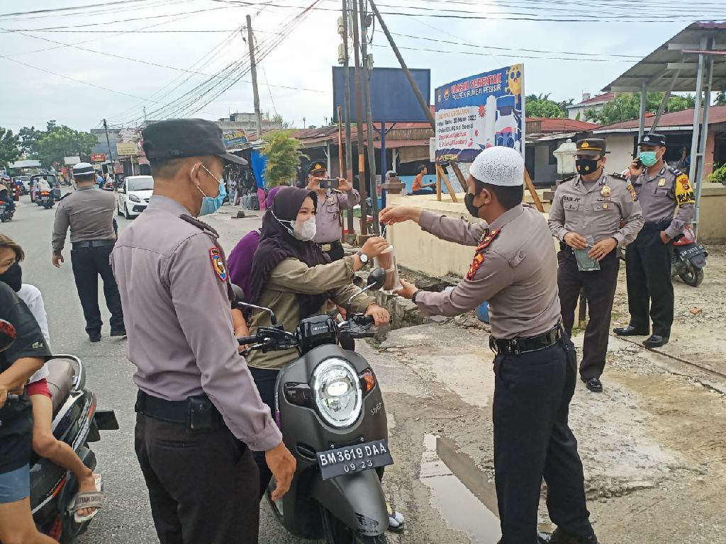 Polsek Rumbai Pesisir Bagikan Takjil dan Masker Kepada Pengguna Jalan