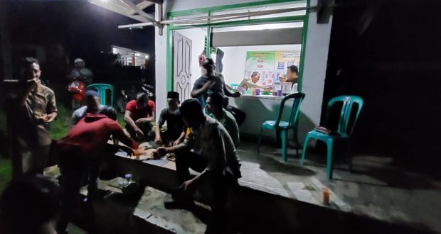 Kapolsek Pangkalan Lesung Sambangi Pos Siskamling di Desa Sari Makmur