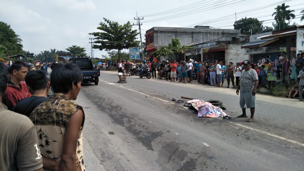 Tabrak Truk Tronton, Pengendara Sepeda Motor Tewas Ditempat