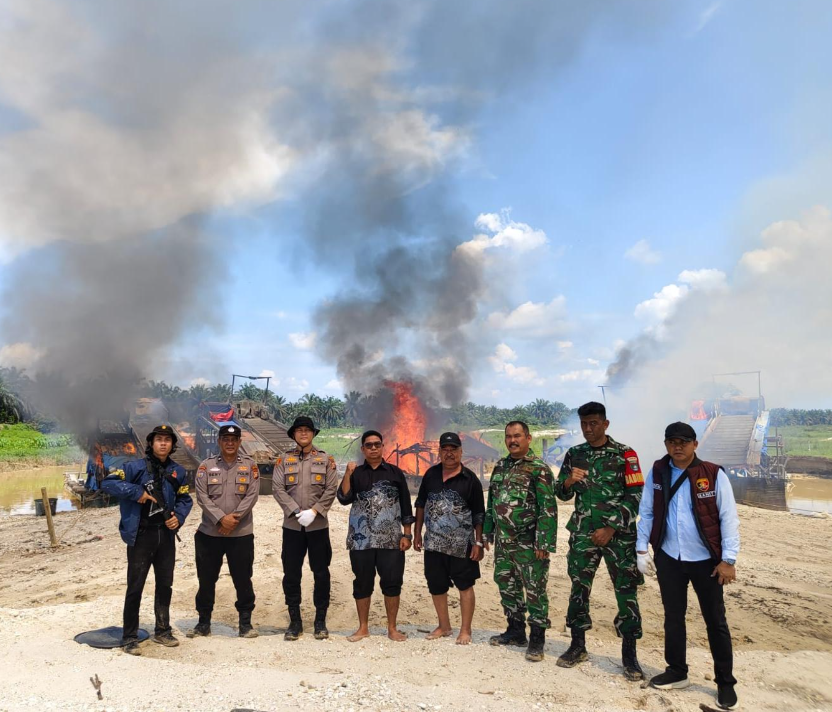 Kolaborasi Polisi dan TNI Respon Laporan Warga soal PETI, 12 Rakit Dimusnahkan
