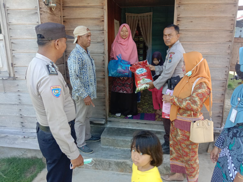 Sobat Kamis Barokah Polsek Merbau Sambangi Dua Balita Stunting di Desa Pelantai