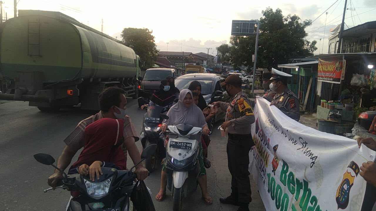 Selama Ramadhan Polsek Minas Rutin Bagikan 200 Paket Takjil Kepada Jamaah Masjid & Masyarakat