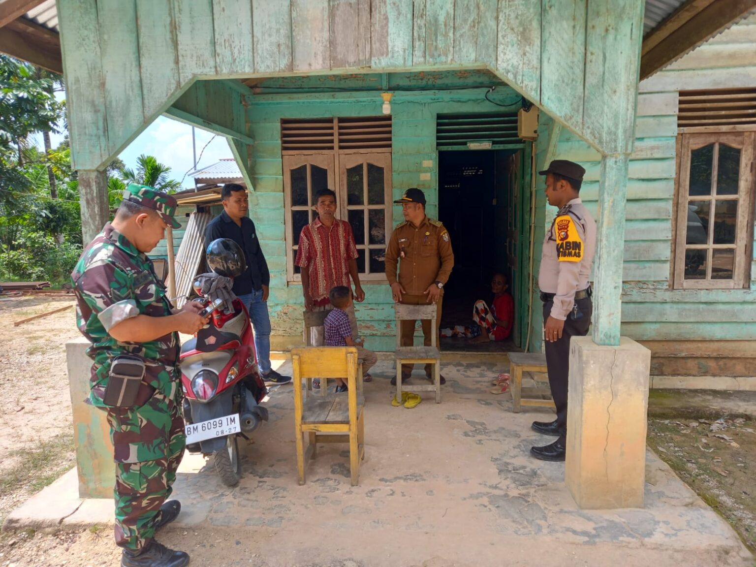 Bhabinkamtibmas Polsubsektor Pelalawan Bersama Babinsa Laksanakan Sambang Masyarakat