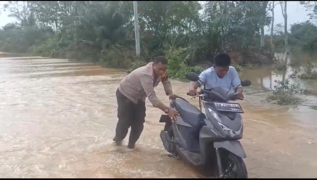 Peduli Bencana Alam, Polsek KKH Bantu Warga Terdampak Banjir Sekaligus Sosialisasi Pemilu Damai