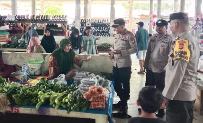 Cooling Sistem, IPDA Vicki Sampaikan Pesan Pilkada Damai di Pasar Desa Kuala Kilan