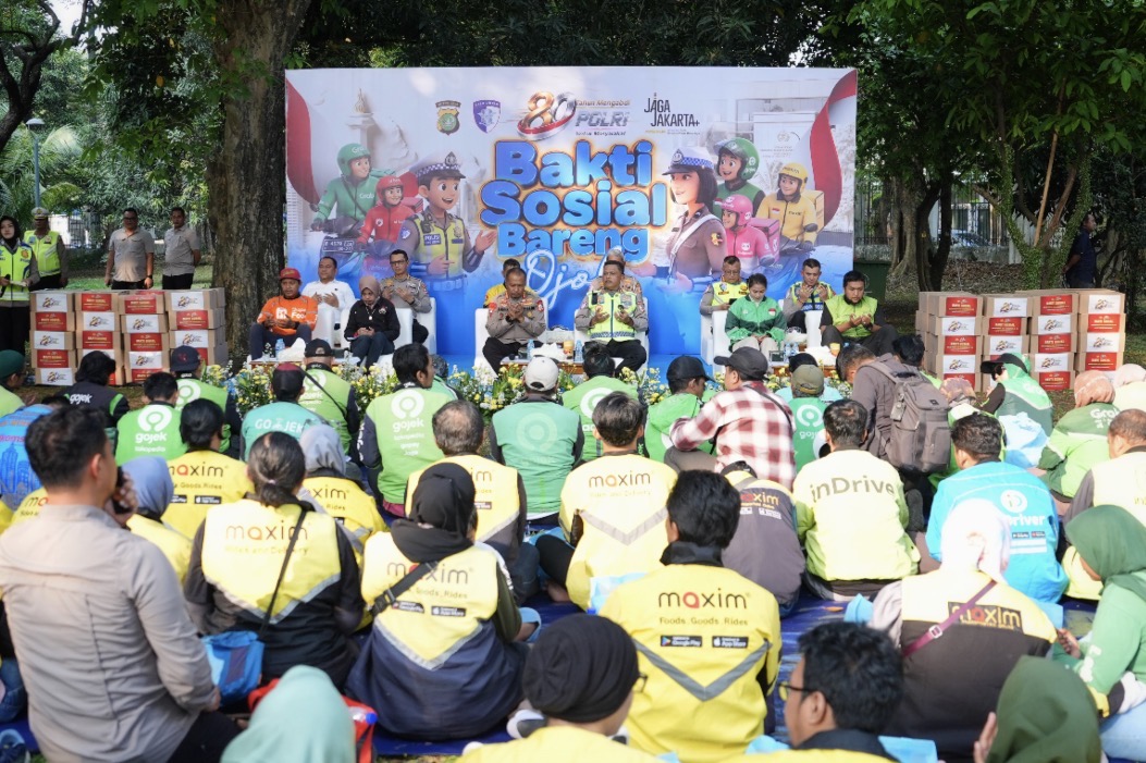 Polri Salurkan Bansos untuk 550 Ojol di Tugu Proklamasi Jakarta
