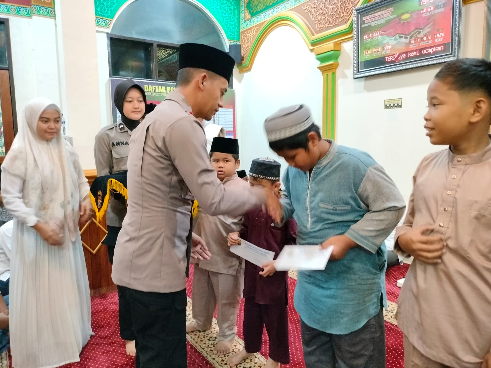    Kapolres Pelalawan ajak jamaah masjid baitussalamah untuk tauladani Akhlak Rosululloh SAW.