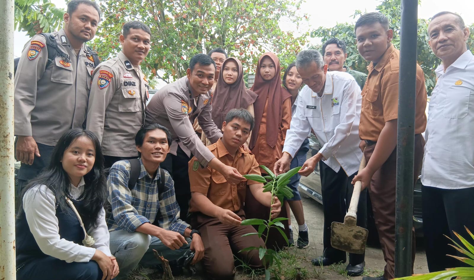 Mahasiswa dan Bhabinkamtibmas Ajak Siswa SMA 5 Pekanbaru Untuk Peduli Alam
