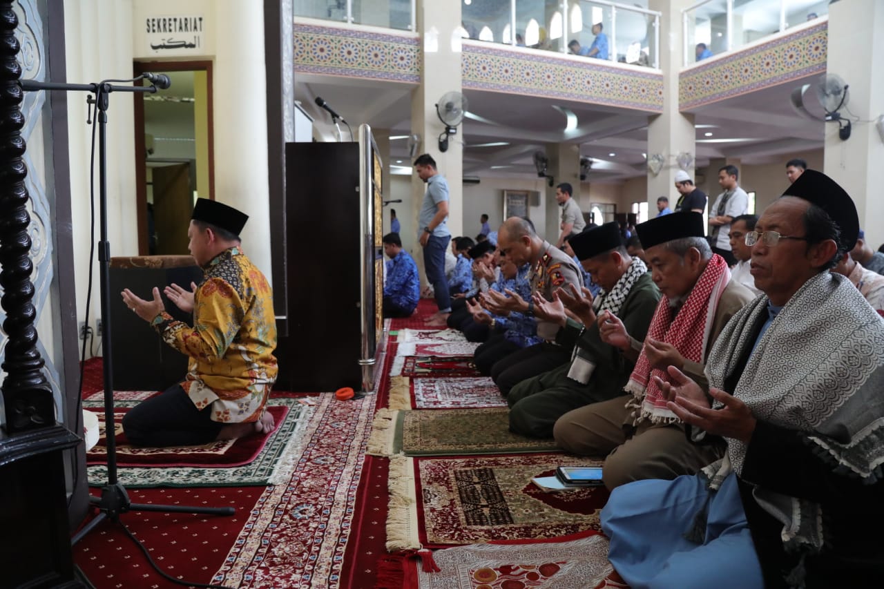 Mendagri Imami Solat Jum