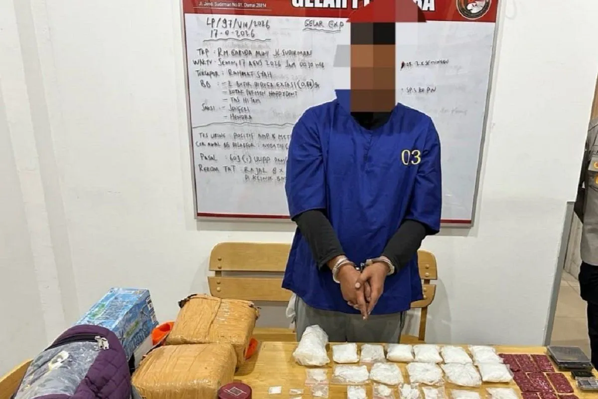 Polres Dumai gerebek persembunyian narkoba di perkebunan sawit, 2 kg sabu dan 4 kg ganja disita  Senin, 24 Agustus 