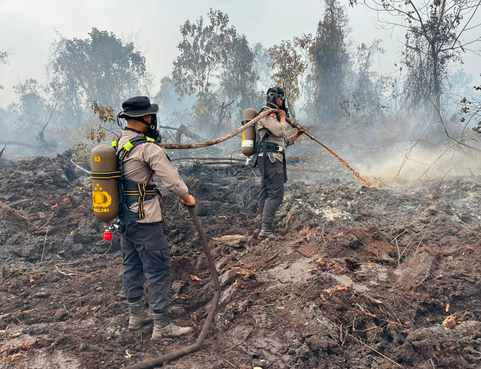 Brimob Polda Riau Gunakan Breathing Apparatus Tembus Asap Karhutla di Kampar