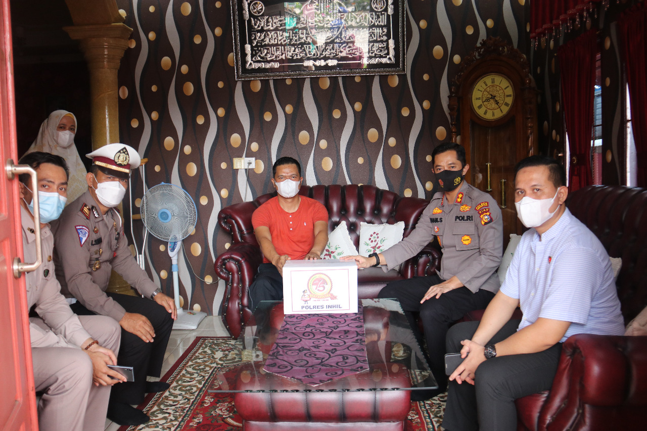 Laksanakan Anjangsana, Kapolres Inhil Kunjungi Personil Polres Yang Sakit