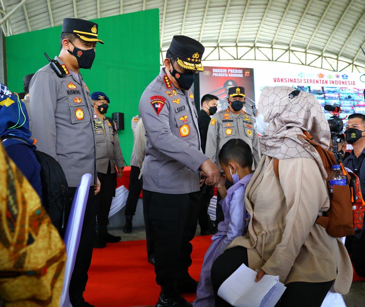 Tinjau Vaksinasi Serentak se-Indonesia, Kapolri Ingatkan Syarat Wajib Laksanakan PTM 100 Persen