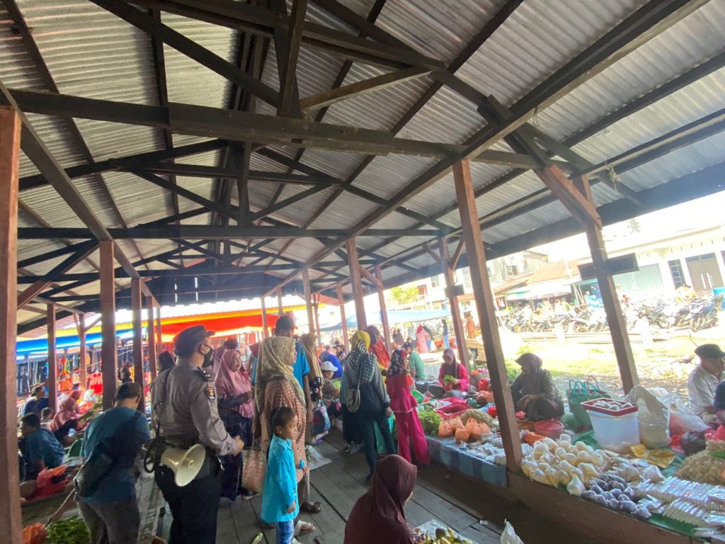 Di Pasar Kelurahan, Polsek Kuala Kampar Lakukan Himbauan Vaksinasi