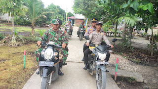 Bersama Danramil, Kapolsek Teluk Meranti Patroli Roda Dua