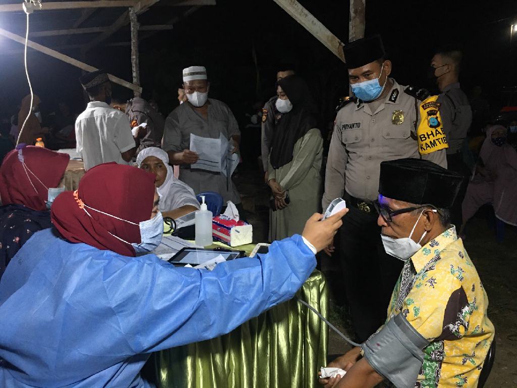 Percepat Capaian Vaksinasi, Polsek Bukit Raya Adakan Vaksin Malam Hari