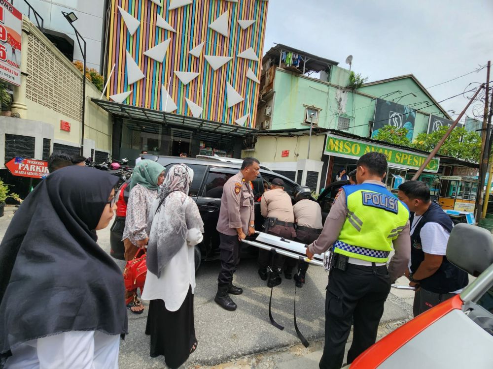 Gerak Cepat, Anggota Polresta Pekanbaru Tolong Pengemudi Mobil yang Pingsan