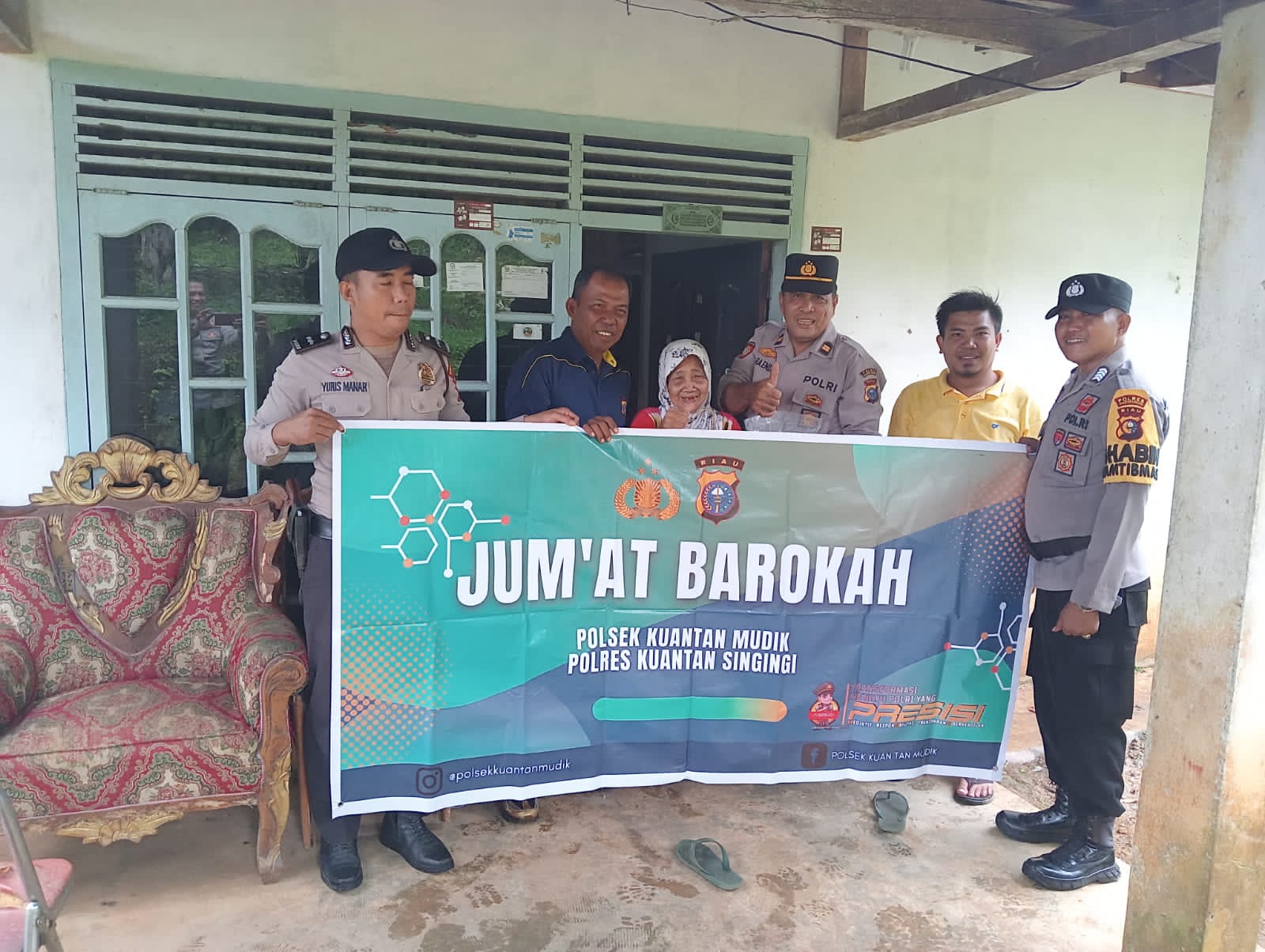 Jumat Barokah, Kapolsek Kuantan Mudik dan Pemdes Koto Cengar Beri Bantuan di Desa Koto Cengar