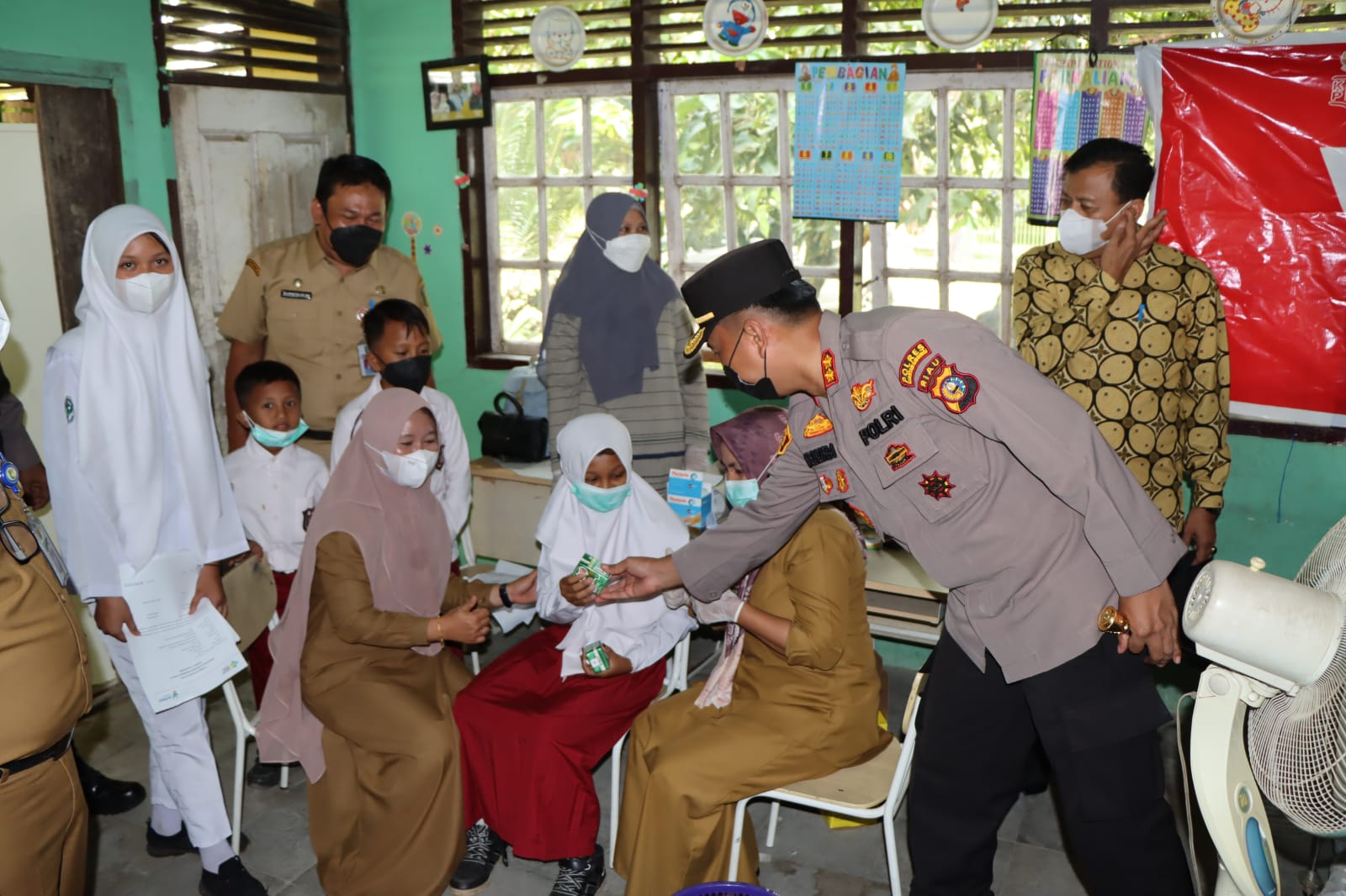 Kapolres bersama Plt. Bupati Kuansing Tinjau Langsung Vaksinasi Anak Usia 6 S.D 11 tahun di SD N 002 B