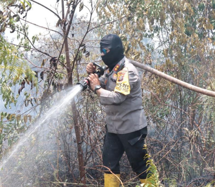 Kapolres Kepulauan Meranti Beserta Tim Bantu Padamkan Karhutla Di Rangsang dan Tebing Tinggi Barat