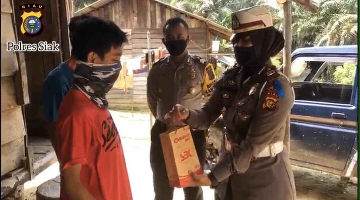 Terima Bantuan Dari Kapolres Siak Kini Kharisma Bisa Belajar Secara Online