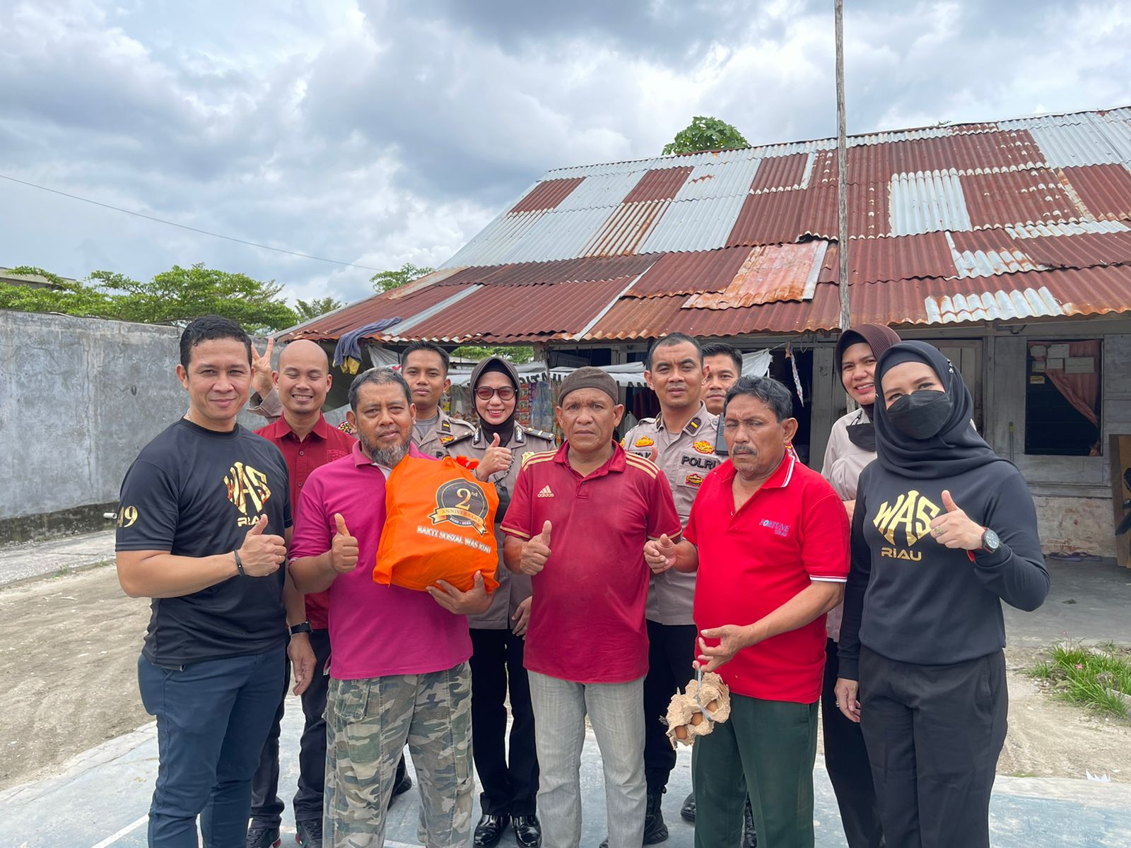 ANNIVERSARY KE-2 th WAS-49 Polda Riau, Bagikan Paket Sembako ke sejumlah Masyarakat.