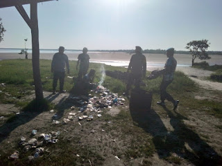 Bersama Masyarakat, Polsek Teluk Meranti Bersihkan Sampah di Pantai Ogis 
