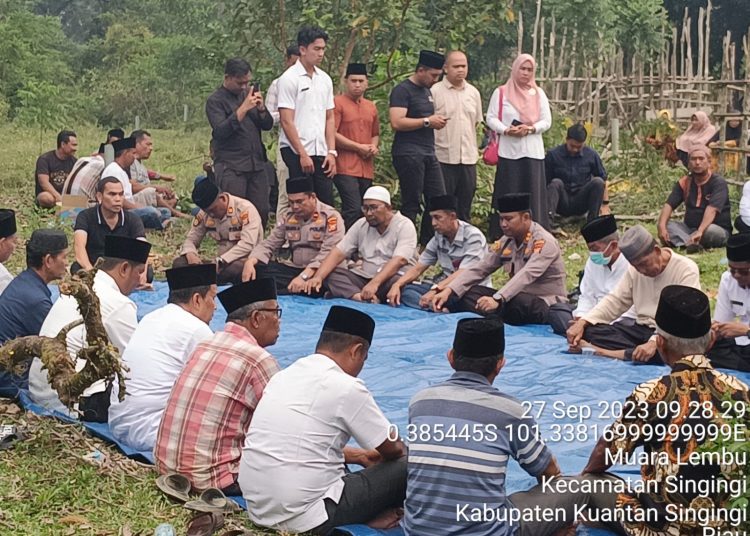 Kapolres Kuansing Menghadiri Pemakaman Warga Kelurahan Muara Lembu Yang Meninggal Dunia Akibat Kecelakaan