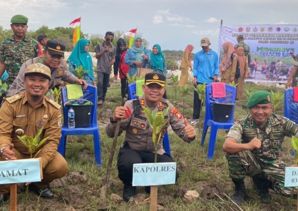 Kapolres Pelalawan Hadiri Kegiatan Puncak Penanaman Mangrove Nasional Secara Serentak Jajaran TNI di Seluruh Indonesia