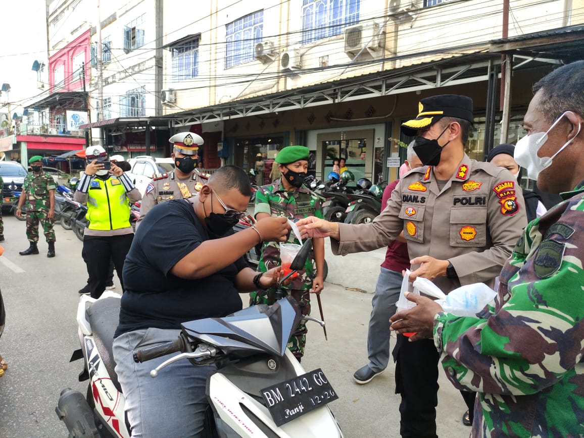 Kolaborasi TNI-Polri, YVB dan PSMTI Bagikan Ratusan Takjil ke Masyarakat Tembilahan