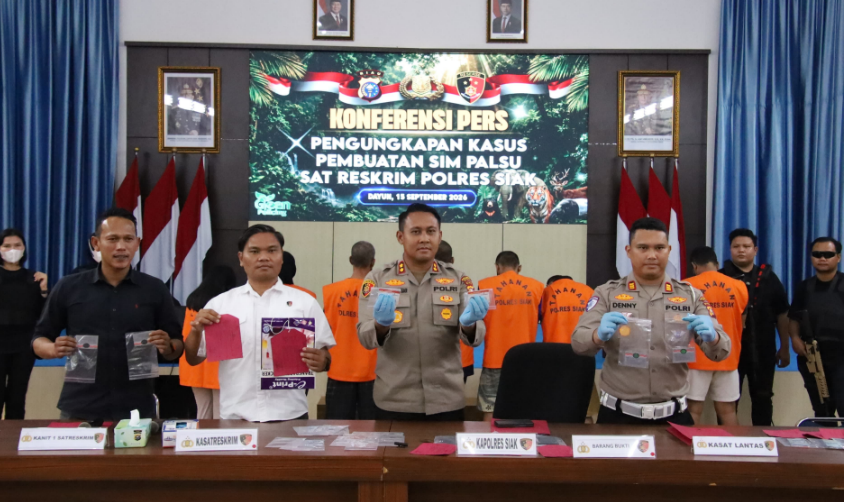 Polisi Bongkar Sindikat SIM Palsu, 8 Tersangka Ditangkap di Riau