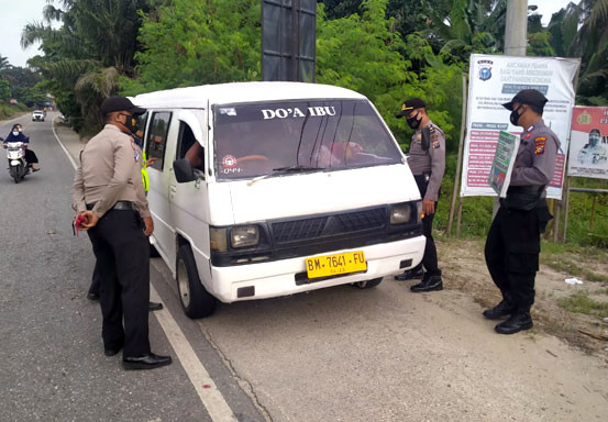 Polisi Tinjau Penerapan Prokes Masyarakat di Pos PPKM Kecamatan Bandar Sei Kijang