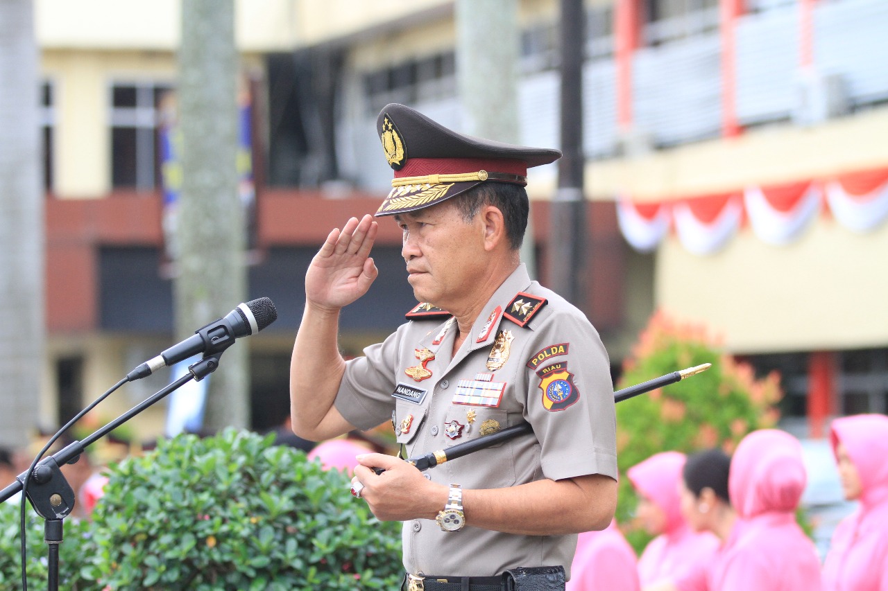 Kapolda Riau Pimpin Upacara Kenaikan Pangkat Anggota Polri dan ASN Polda Riau