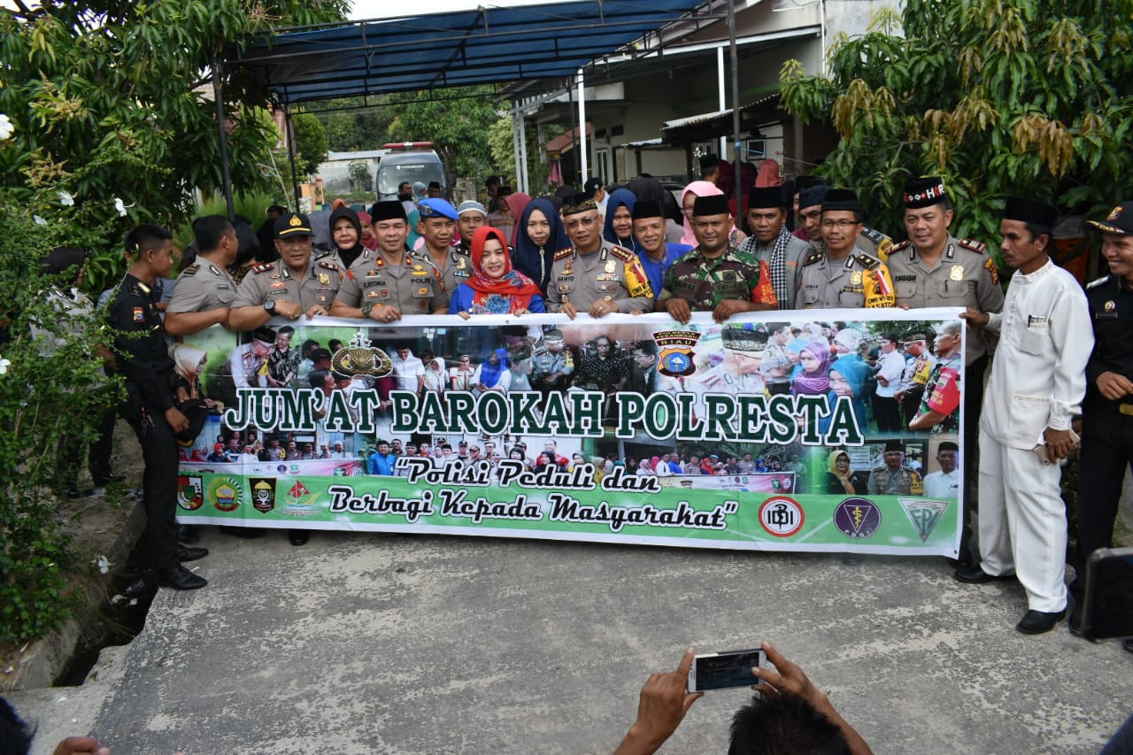 Jumat Barokah Polresta Pekanbaru Kunjungi Anak Yatim Piatu Kekurangan Protein