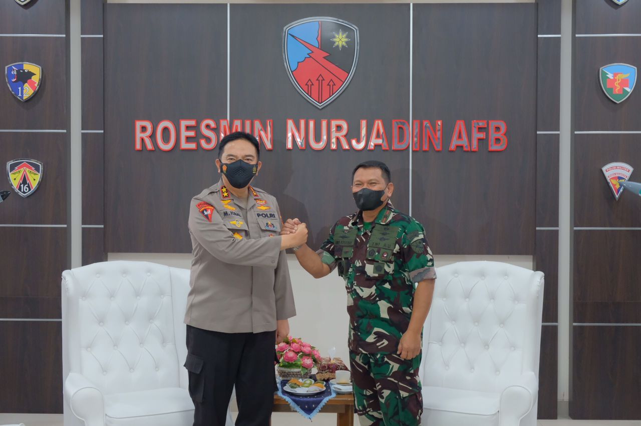 Kunjungan Ke Lanud Roesmin Norjadin, Irjen M Iqbal Mendapat Cinderamata Spesial Komandan Lanud RSN