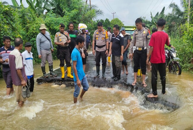 Kapolres Inhu Tinjau Jalan Putus Karena Banjir, Jalan Hanya Bisa Dilalui Dengan Cara Buka Tutup