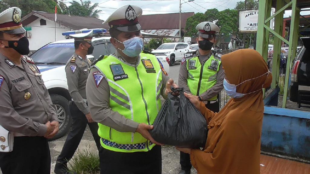 Kasat Lantas Polres Kampar Bagikan Bansos Dalam Rangka Ops Zebra Lancang Kuning 2021